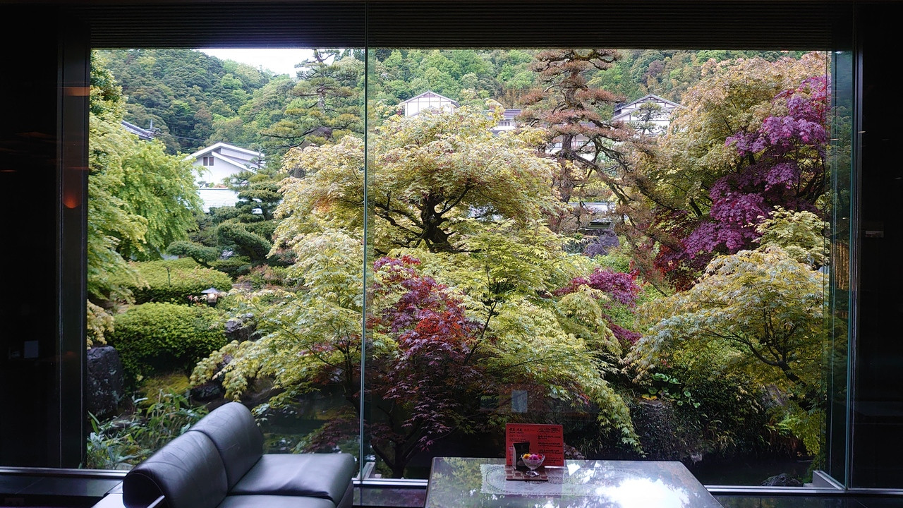 ロビーの前に広がる日本庭園