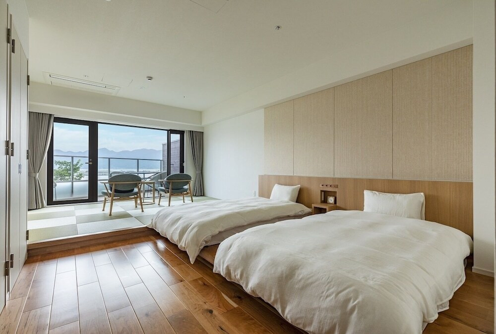 静かな海を眺めてのんびり。源泉かけ流しの温泉で心と体を癒して3493236