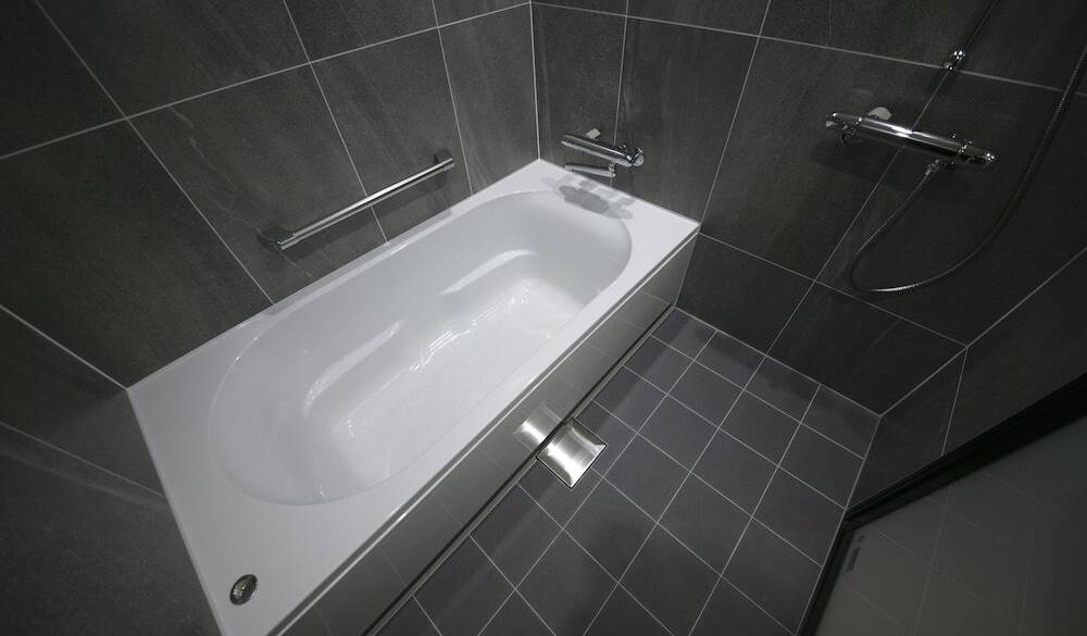 広々としたバスルーム / 2