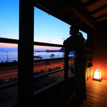 ウッドデッキから幻想的な景色を眺めて3438215