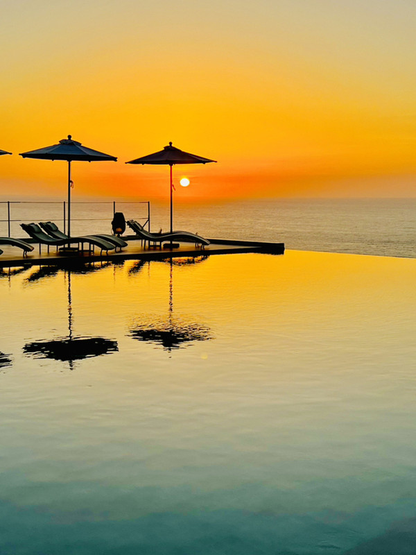 夕日に照らされるプール