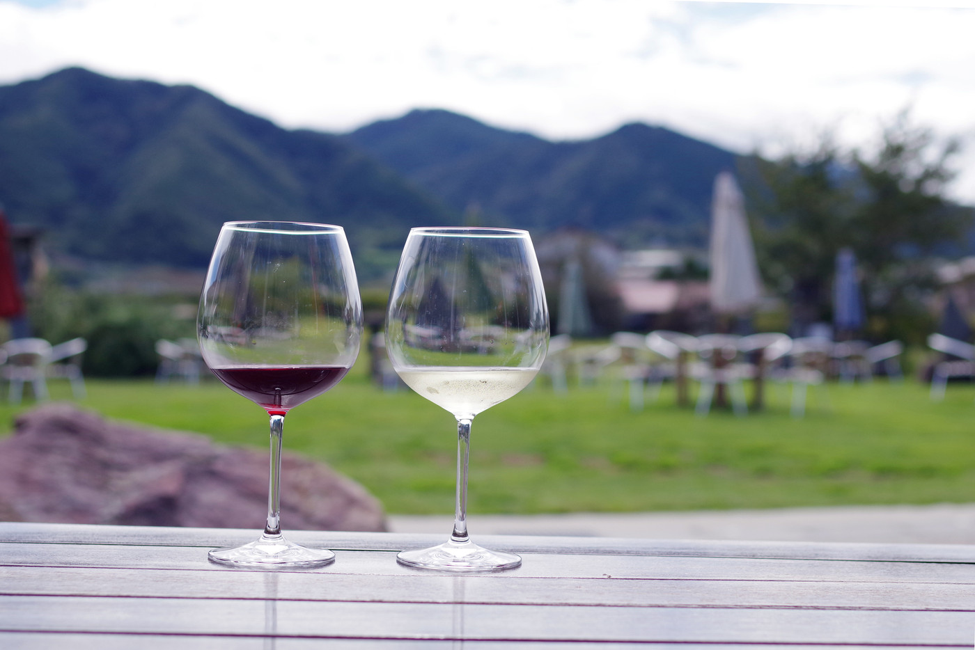 開放的な空間で飲むワイン