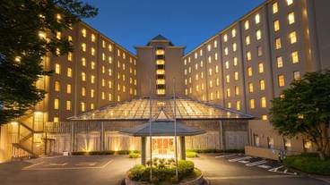 施設の正面 (日没後) / 1