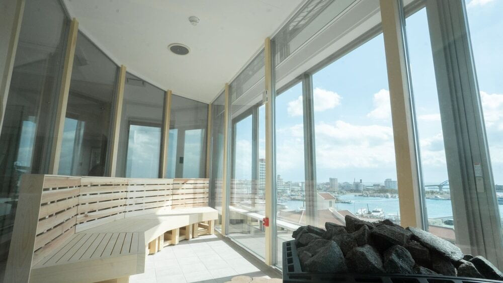 サウナ付き客室で贅沢ステイ♡様々な本が並ぶブックラウンジも。3995492