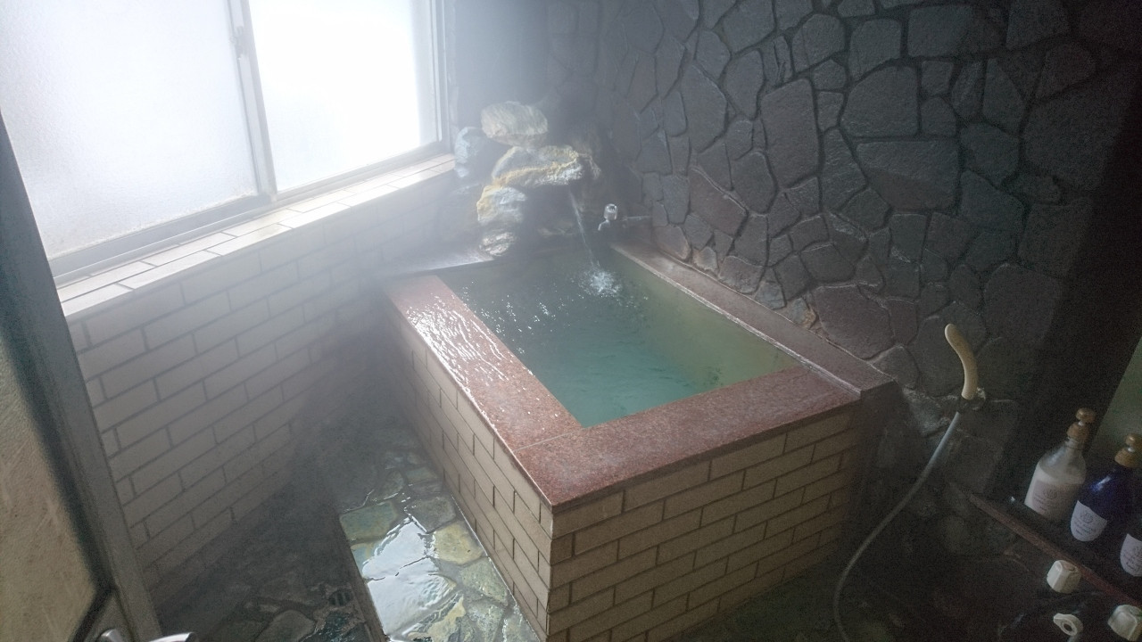 源泉掛け流しの部屋の風呂