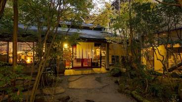 施設の正面 (日没後) / 1