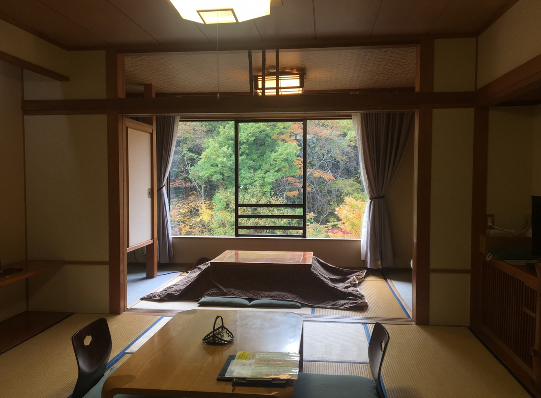 掘りごたつから黄葉