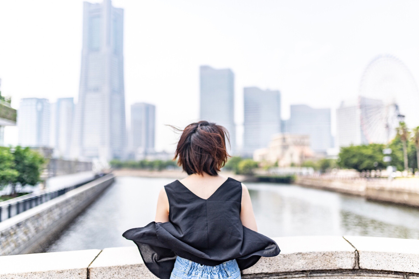 横浜を望む女性