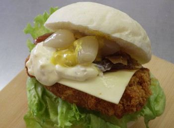 「鳥取砂丘にいちばん近いドライブイン砂丘会館 カフェコーナー」 料理 75454518 一度食べたらやみつき！らっきょうバーガー