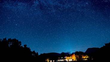 施設の正面 (日没後) / 6