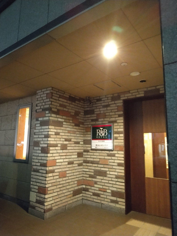 錦の繁華街、桜通沿いにある好立地でした。