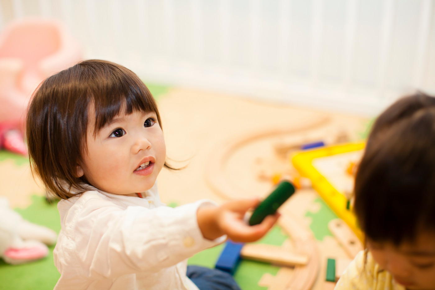 キッズスペースで遊ぶ子供