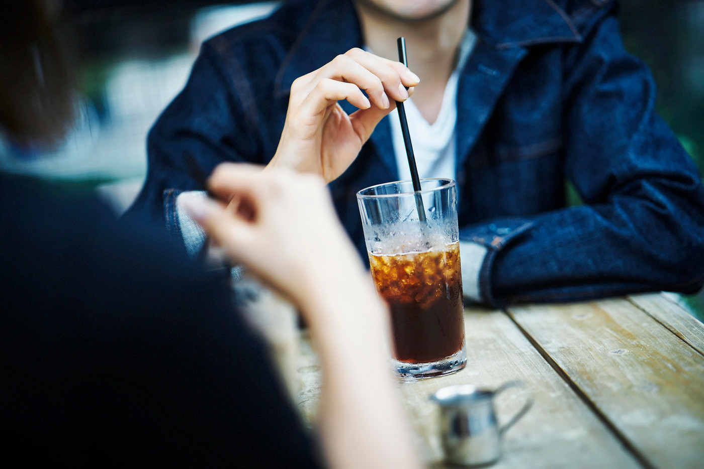 カフェでくつろぐカップル　手元