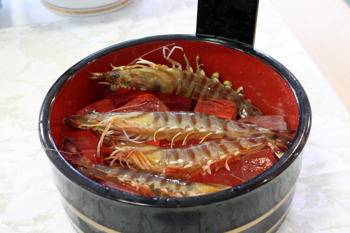 「天草渚亭」 料理 60490331 【バスツアーランチ】車海老のおどり。1人1尾でした。甘くて美味しかった！