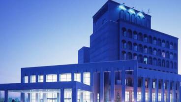 施設の正面 (日没後) / 6