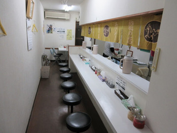 「本家カレーの店 龍 小倉本店」内観 650298 カウンター席と奥にテーブル席が１卓有ります♪