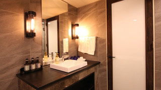 グランド ツインルーム+ソファーベッド2台 (ユニットタイプバスルーム、トイレ仕切り、シャワーブース)