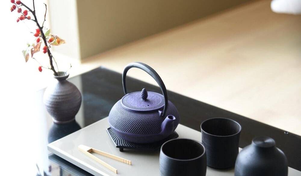 客室／南部鉄器と山中漆器の茶器 / 1