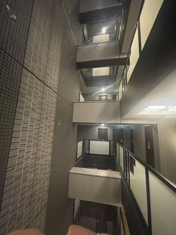 内側が筒抜けになった、最近のアパホテルの造りです。