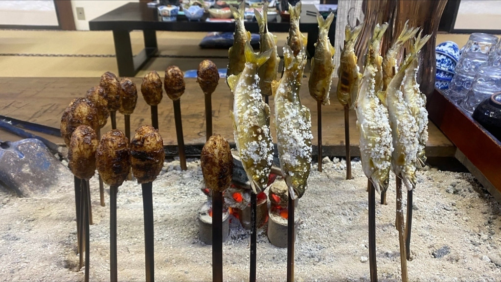 「民宿　すずき屋」 料理 223773572 囲炉裏で焼いた鮎とシンゴロウ