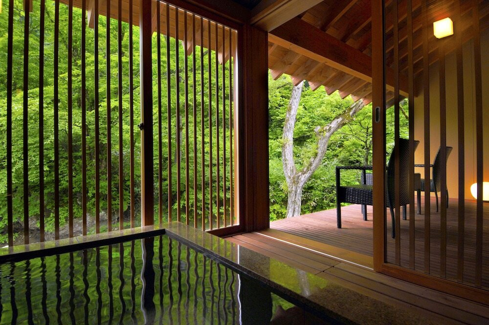 源泉かけ流しの半露天風呂付き客室で贅沢ステイが叶う3422571