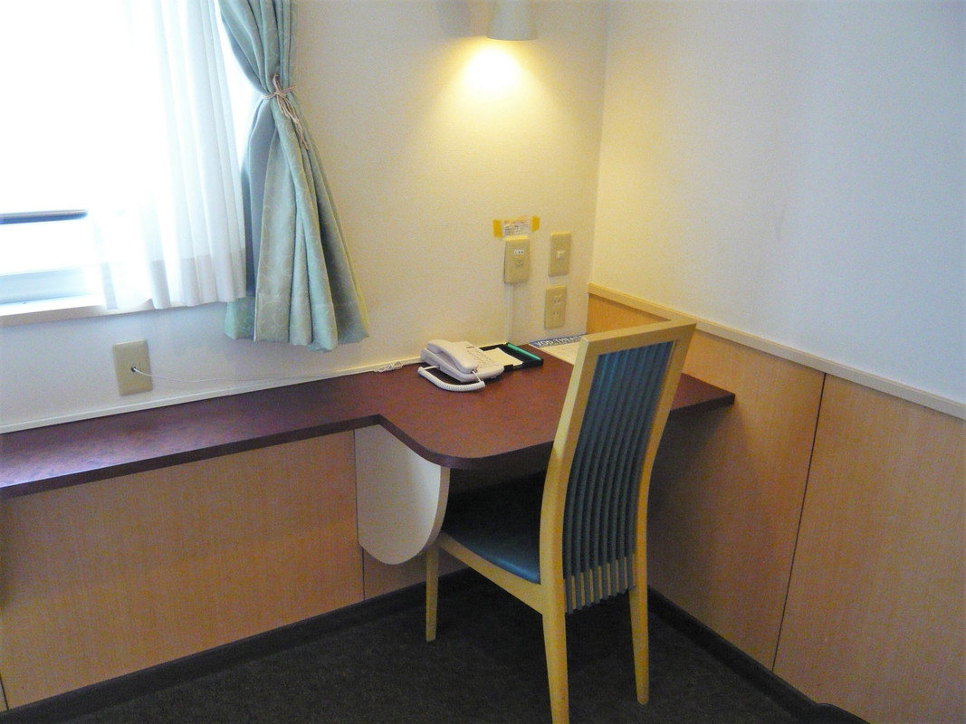 デスクは意外にもコンパクト過ぎ？