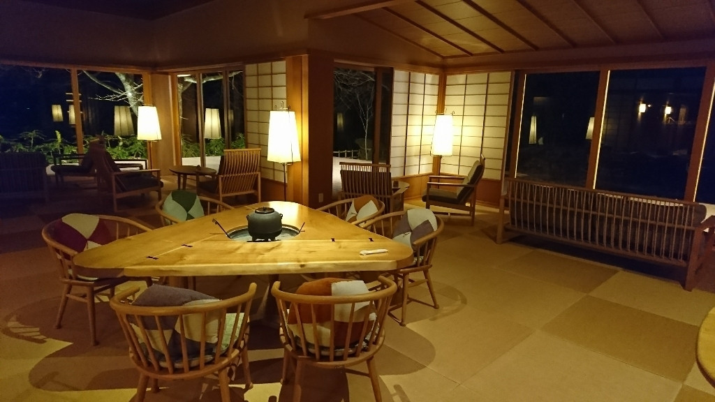 「金沢犀川温泉 川端の湯宿 滝亭」 内観 86218334 特別室宿泊者限定のラウンジは他の人いないんかーい！？