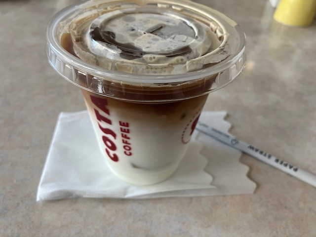 朝食コスタコーヒーのアイスカフェオレ 濃くてとてもおいしい