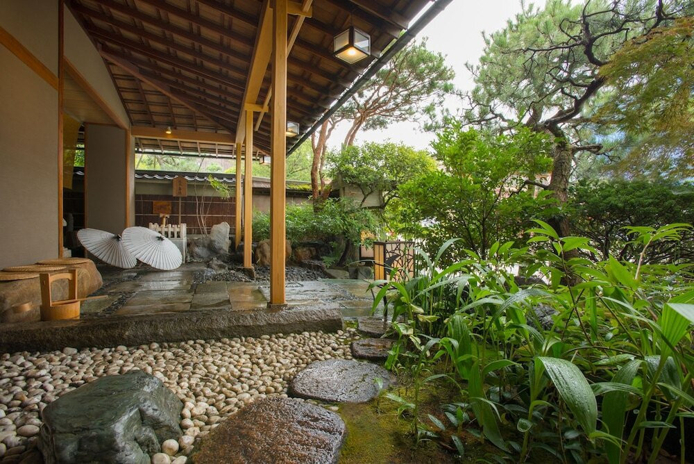 歴史的芸術作品に五感が震える高級老舗宿3907032