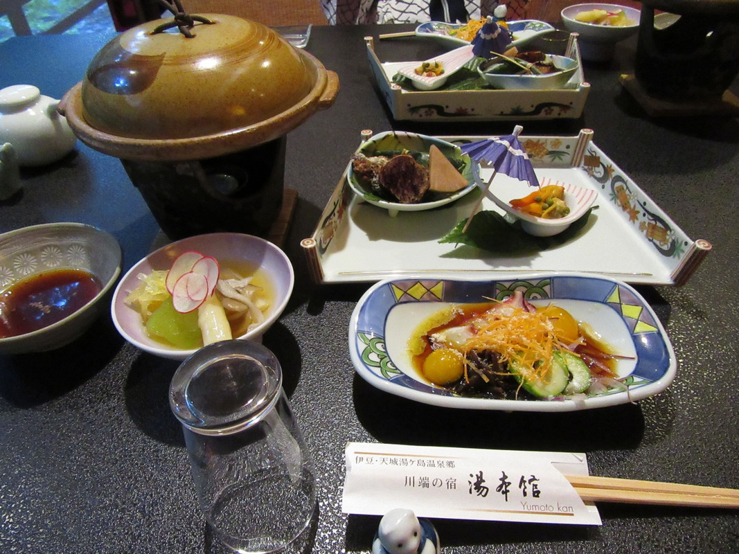 夕食は会食場で提供されました。