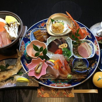 「ひとり⽫鉢」「めおと⽫鉢」など少人数用の⽫鉢料理が嬉しい♪3917479