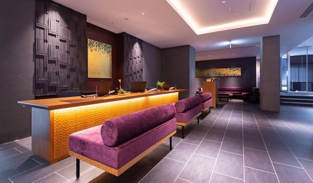 ソファのあるフロント / 1