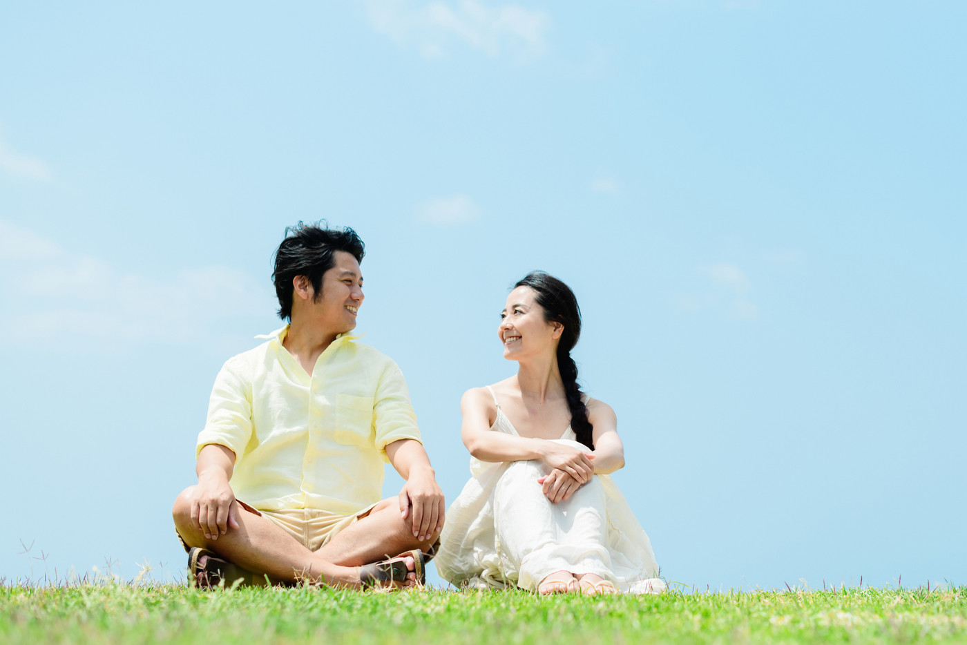 男女　カップル　大空