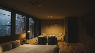 新館201:坪庭ビュー 半露天風呂 デラックス キングベッド