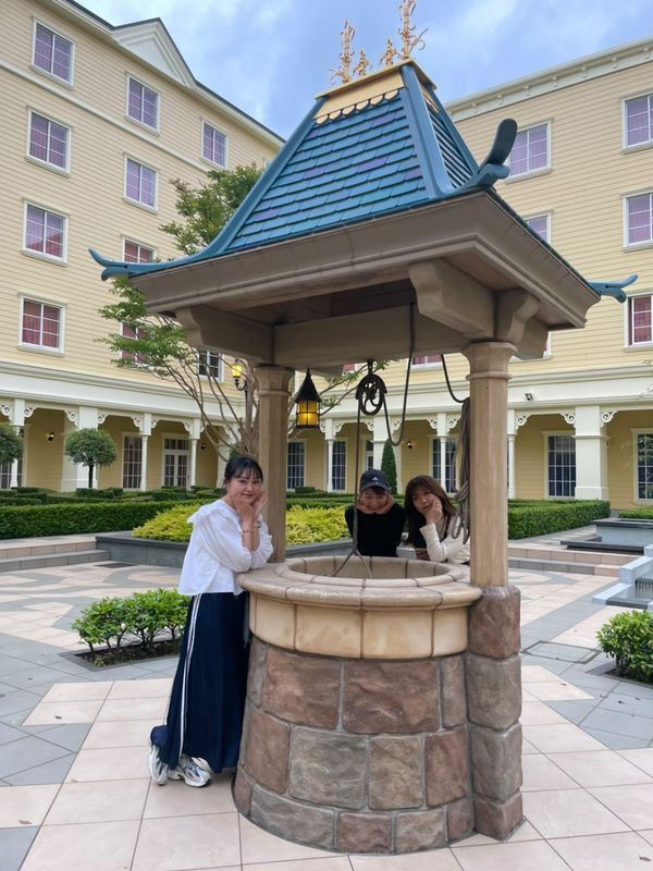 "ウィッシュ"の中庭。「白雪姫」に登場する井戸や、「ふしぎの国のアリス」に登場するチェシャ猫のトピアリーなど、様々な装飾がある / 1