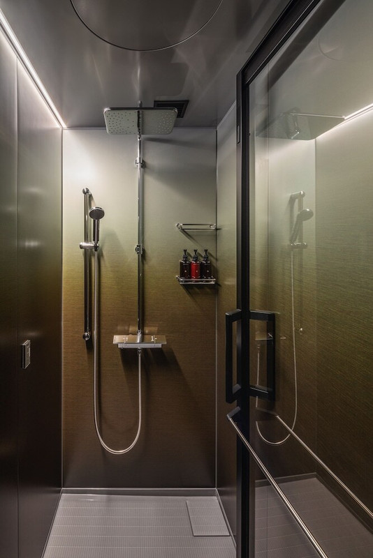 バスルームのシャワー