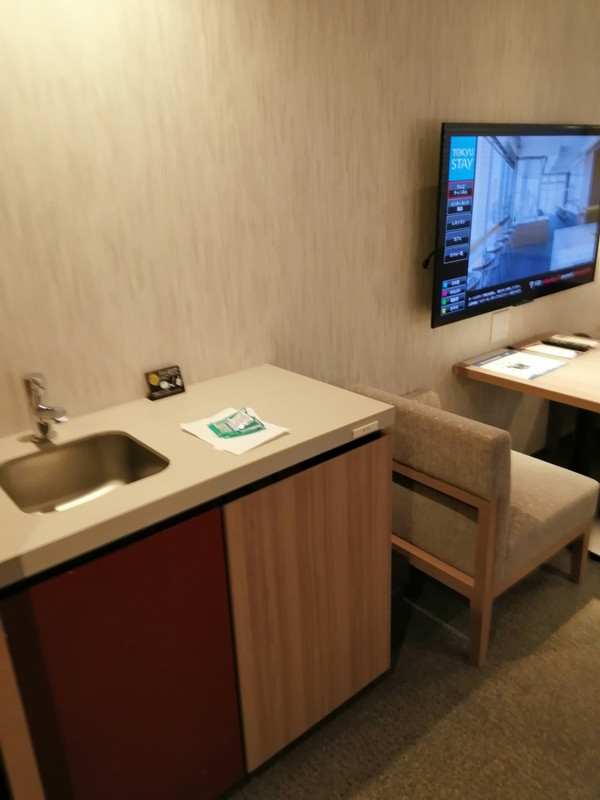 ミニキッチンとテーブル