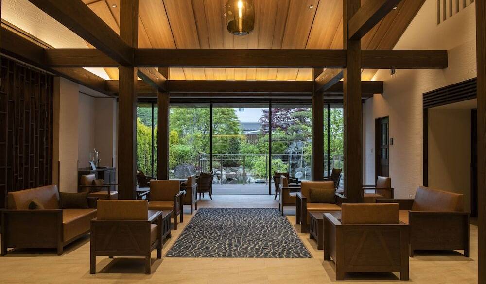 天井の高い開放的なロビー / 1