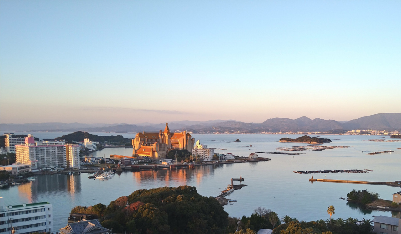 夕焼け色のホテル川久が美しい