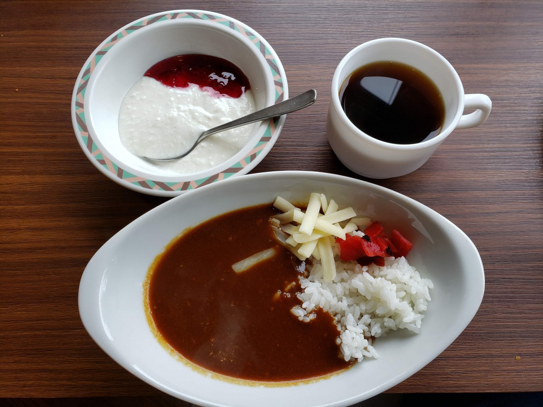カレーとヨーグルトも持ってくるダンナ