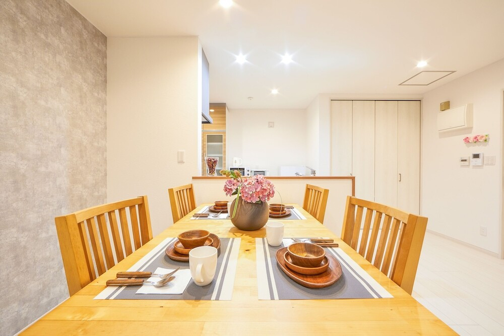 客室内のダイニングエリア