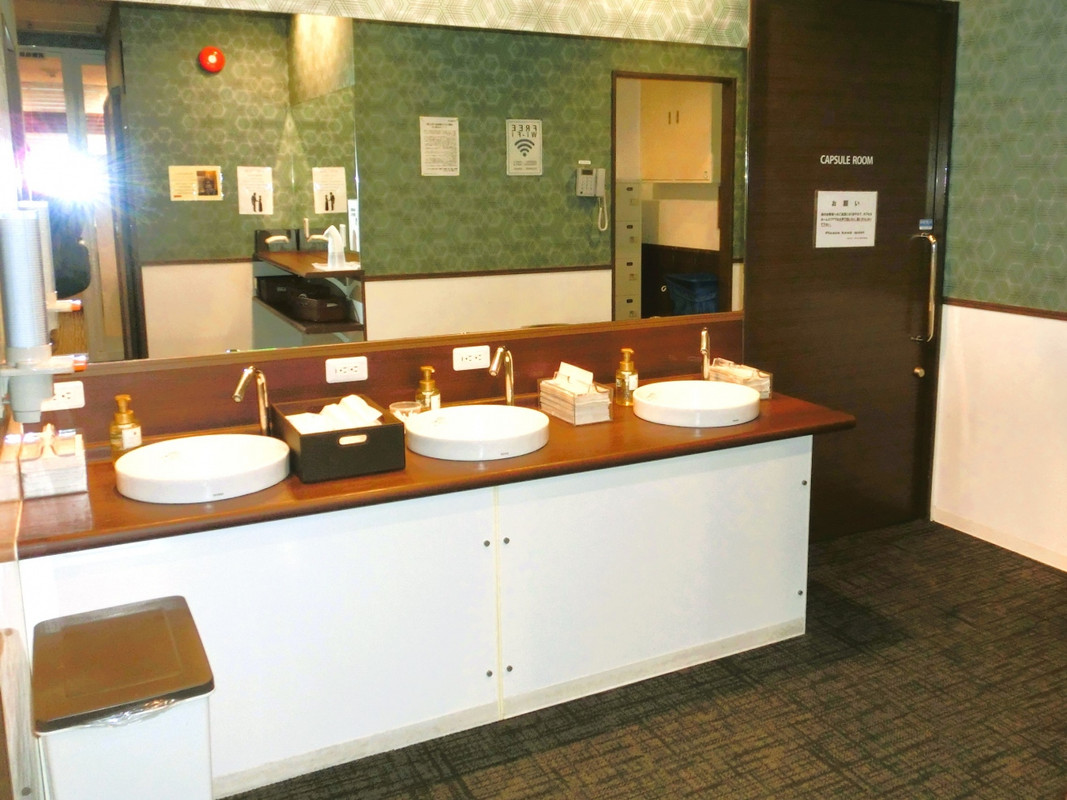 ３階　洗面台とロッカー