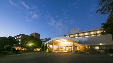 施設の正面 (日没後) / 1