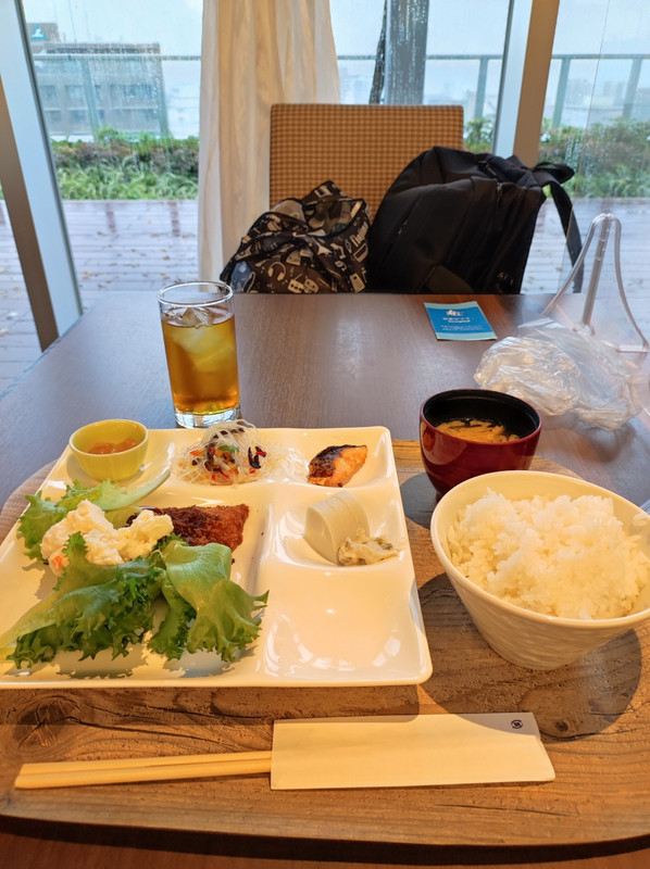 朝食バイキング、江戸の街並みフロアのテナントの蒲鉾とかもあり