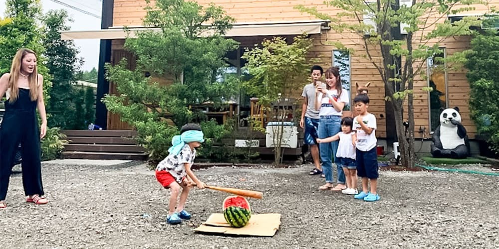 中庭ですいか割り