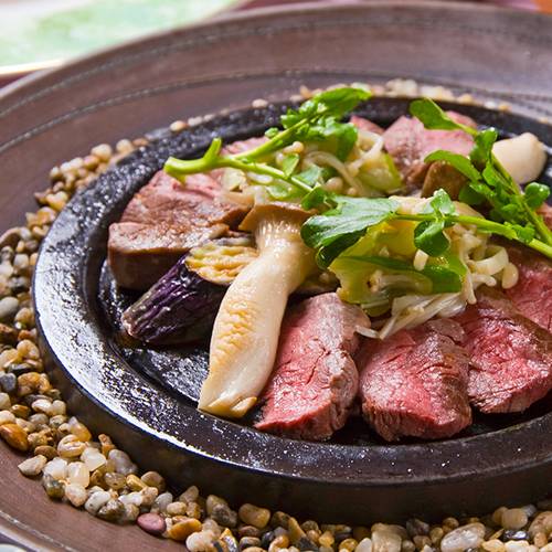 伊豆地元食材を使った
豪華ディナーに舌鼓 / 3