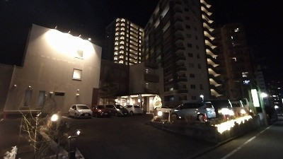 左側の3階建てがホテルです。