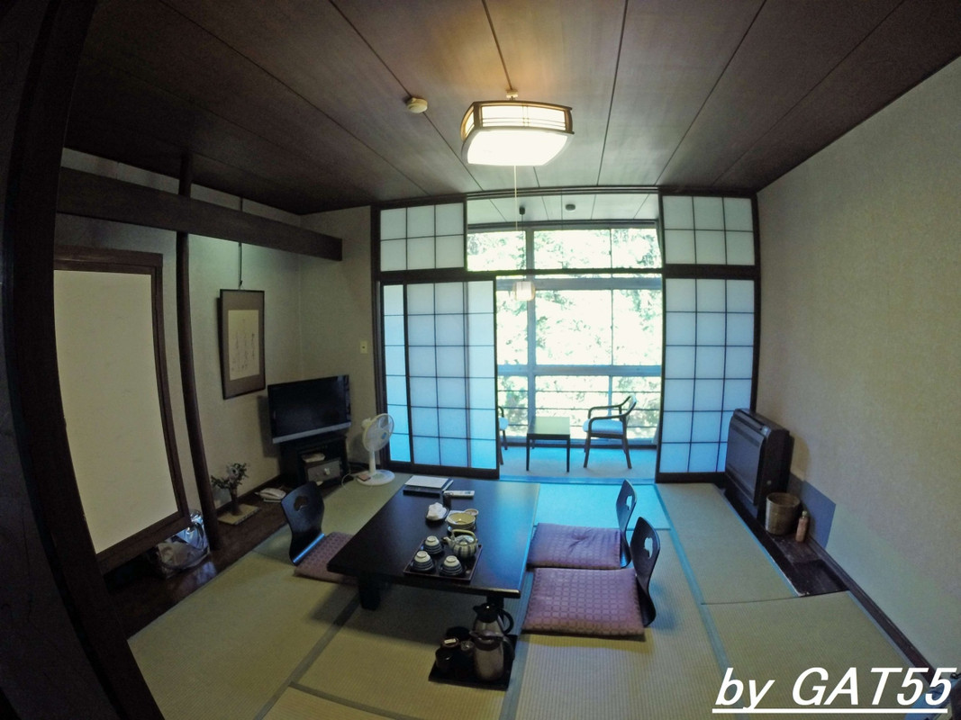 レトロな客室は少し窮屈