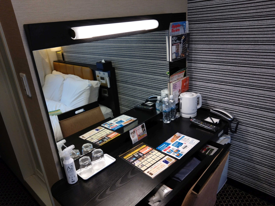 机周り、ちょっと狭いけど仕事はできそう