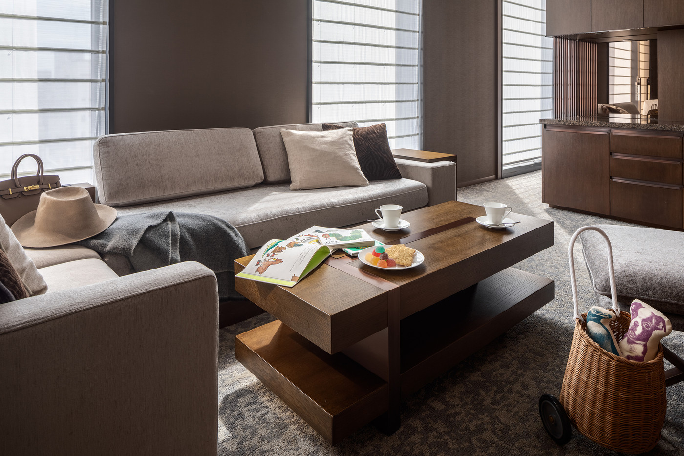 週末はゆったりホテルステイで心の充電を2401039